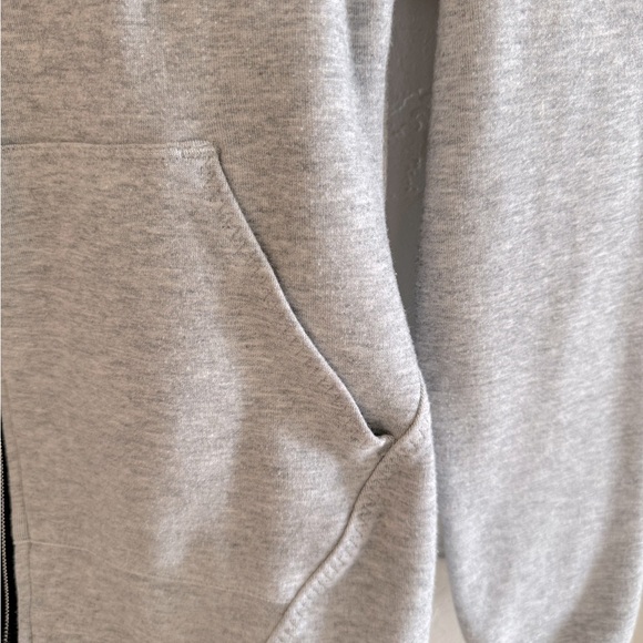 ASICS Athletic full zip up long sleeve top with pockets.
EUC Size Medium - Picture 12 of 14